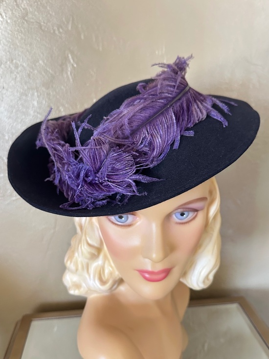 EXCEPTIONAL 1940s\' BLACK FELT WIDE BRIM TILT HAT + PURPLE OSTRICH FEATHERS main image 6
